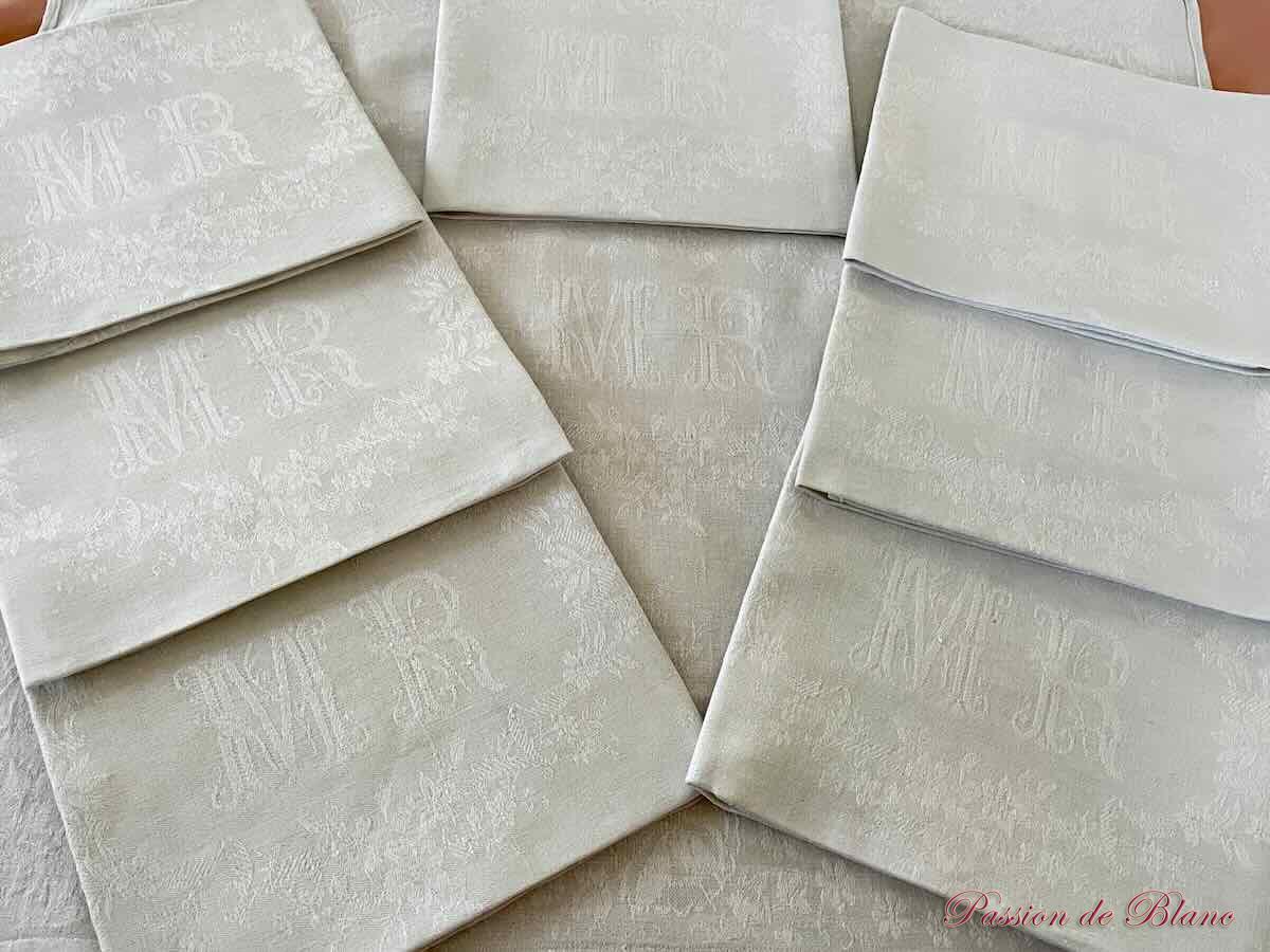 Lot 12 serviettes de table en damassé de lin blanc, motifs et monogrammes tissés – Image 6