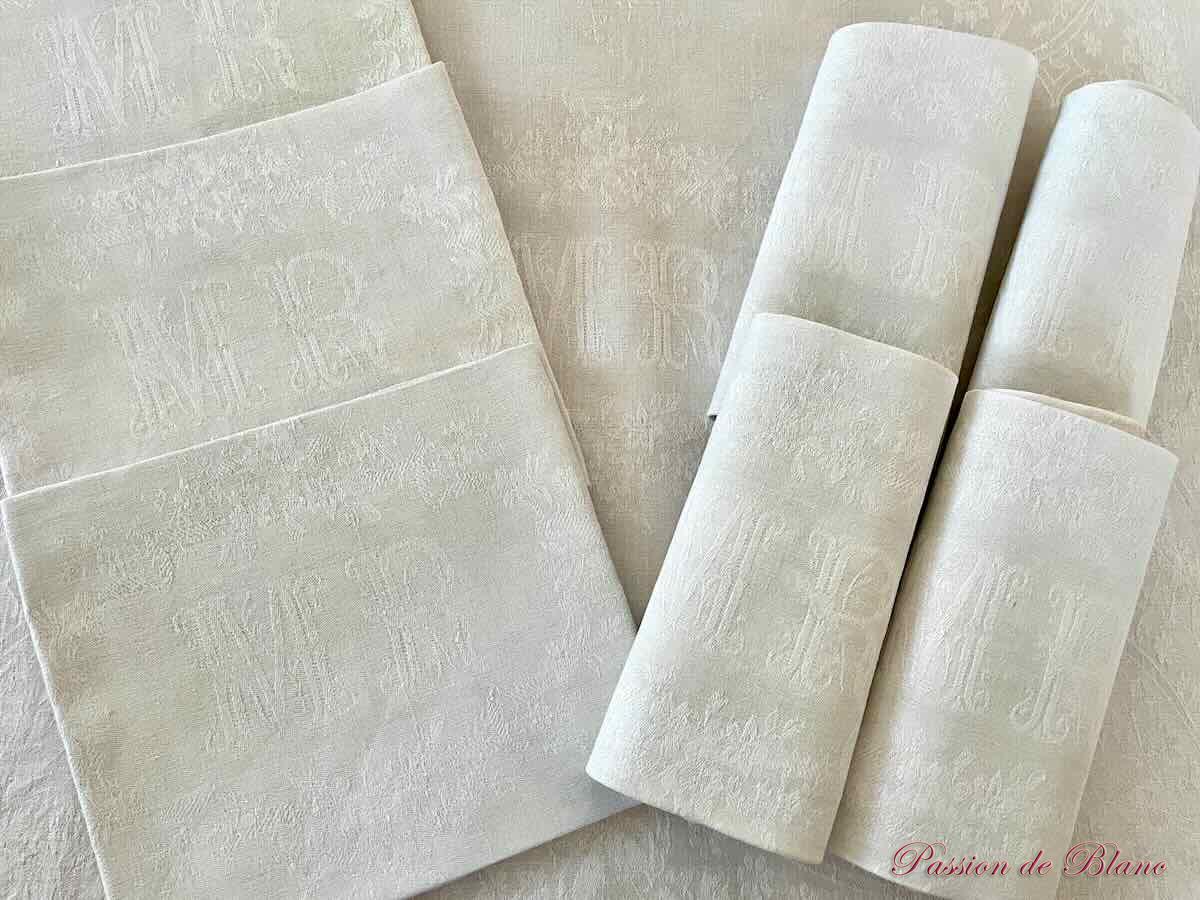 Lot 12 serviettes de table en damassé de lin blanc, motifs et monogrammes tissés – Image 5