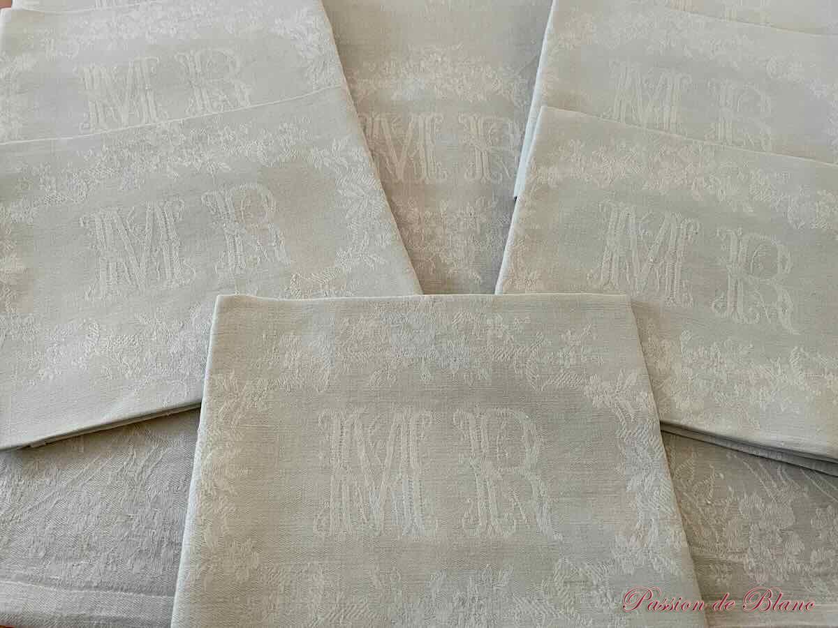 Lot 12 serviettes de table en damassé de lin blanc, motifs et monogrammes tissés – Image 4