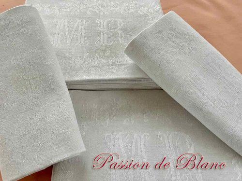 Lot 12 serviettes de table en damassé de lin blanc, motifs et monogrammes tissés