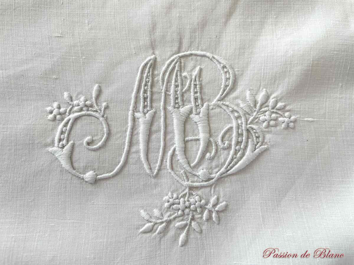 Paire de taies avec volant, dentelle aux aiguilles sur toile de lin fin et monogramme MB – Image 4