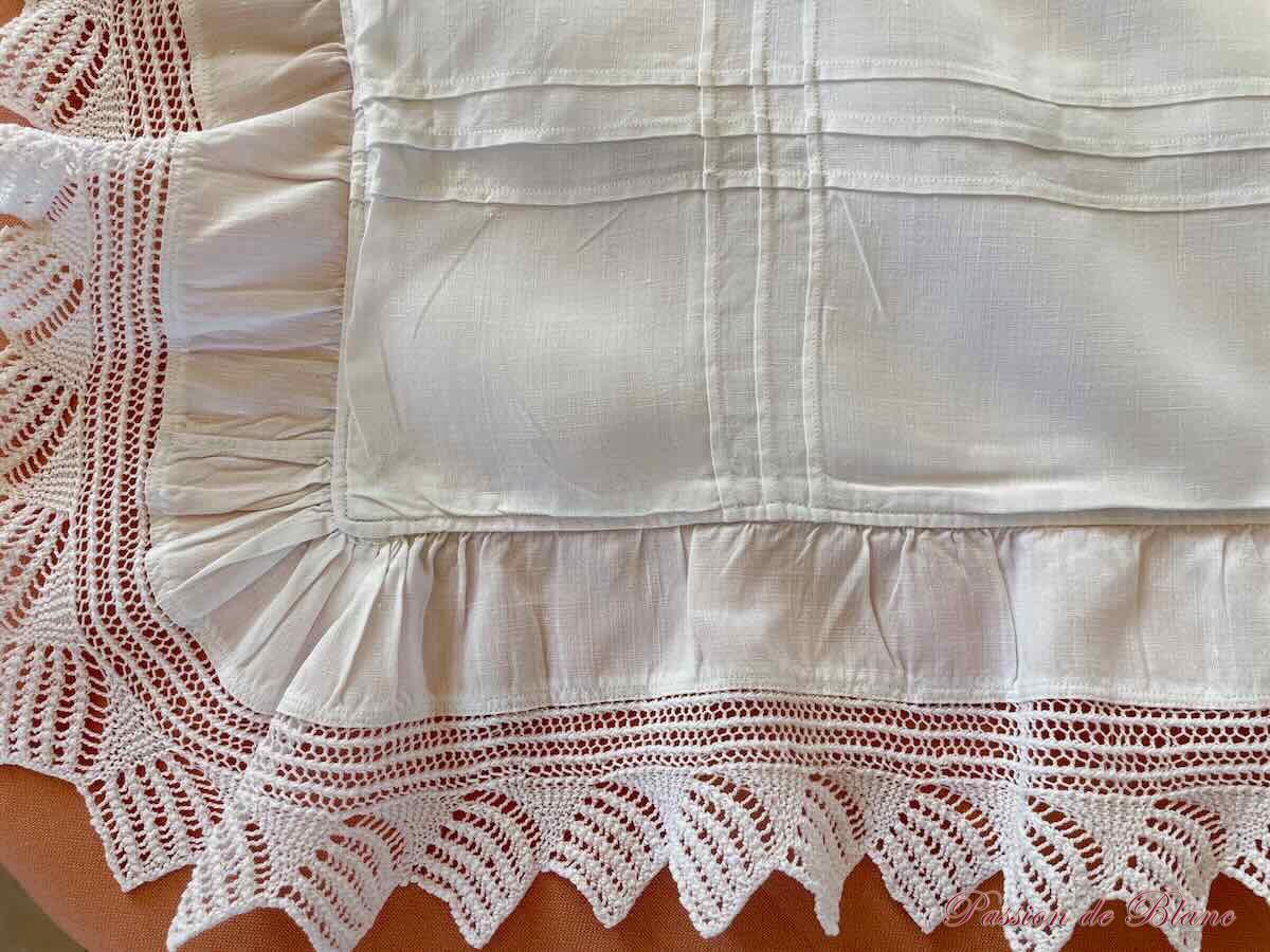 Paire de taies avec volant, dentelle aux aiguilles sur toile de lin fin et monogramme MB – Image 8