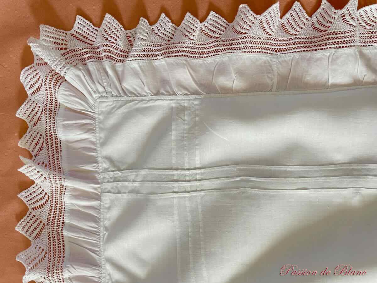Paire de taies avec volant, dentelle aux aiguilles sur toile de lin fin et monogramme MB – Image 6