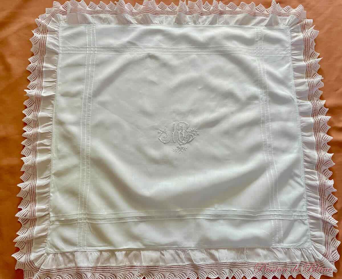 Paire de taies avec volant, dentelle aux aiguilles sur toile de lin fin et monogramme MB – Image 3
