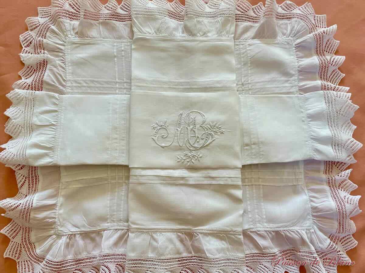 Paire de taies avec volant, dentelle aux aiguilles sur toile de lin fin et monogramme MB – Image 2