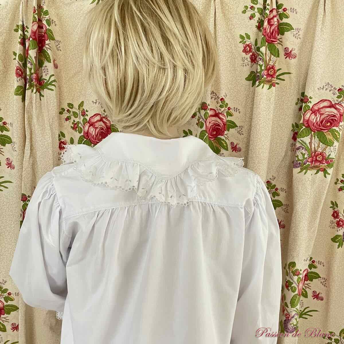 Chemisier en coton enjolivé de volants brodés et plis nervurés – Image 4