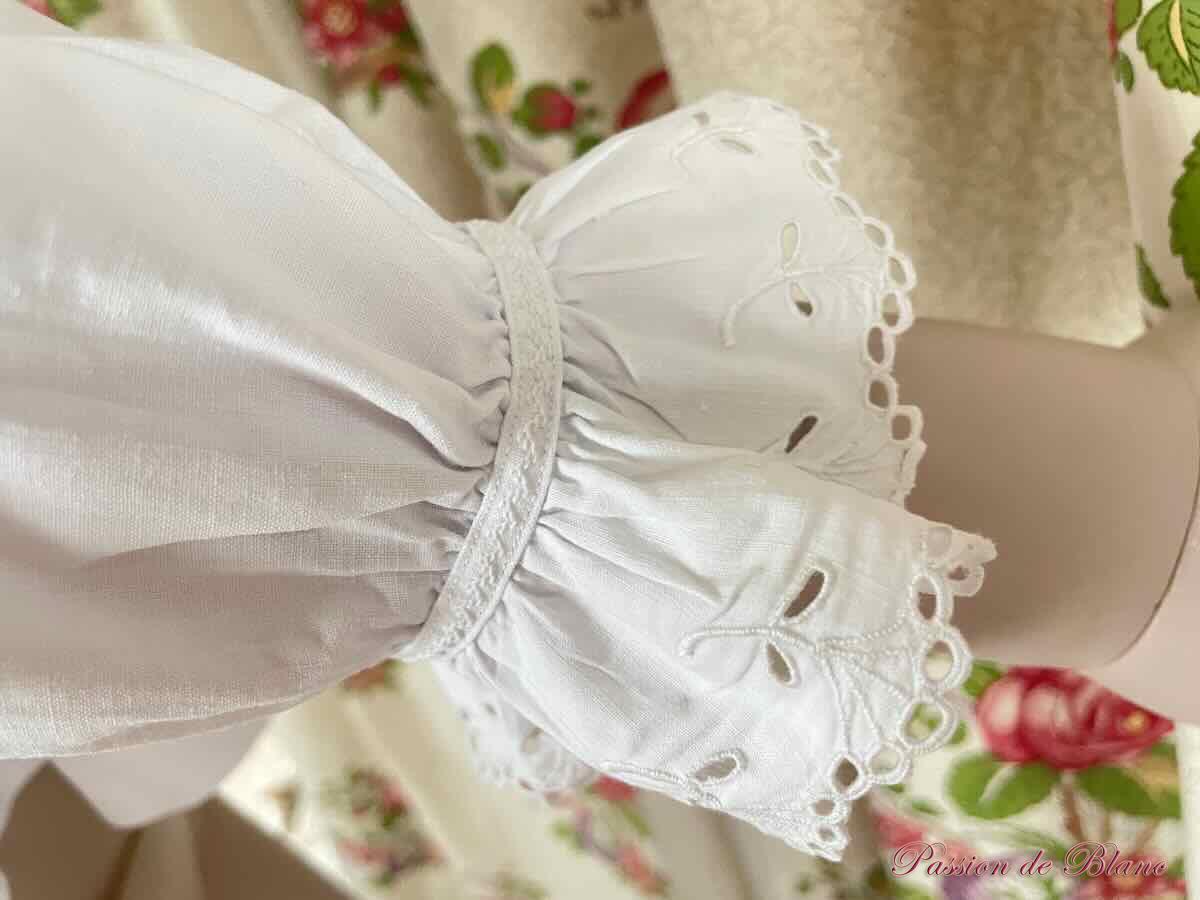 Chemisier en coton enjolivé de volants brodés et plis nervurés – Image 6