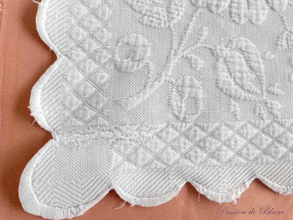 Belle couverture festonnée main en piqué plat avec motifs floraux en relief – Image 10