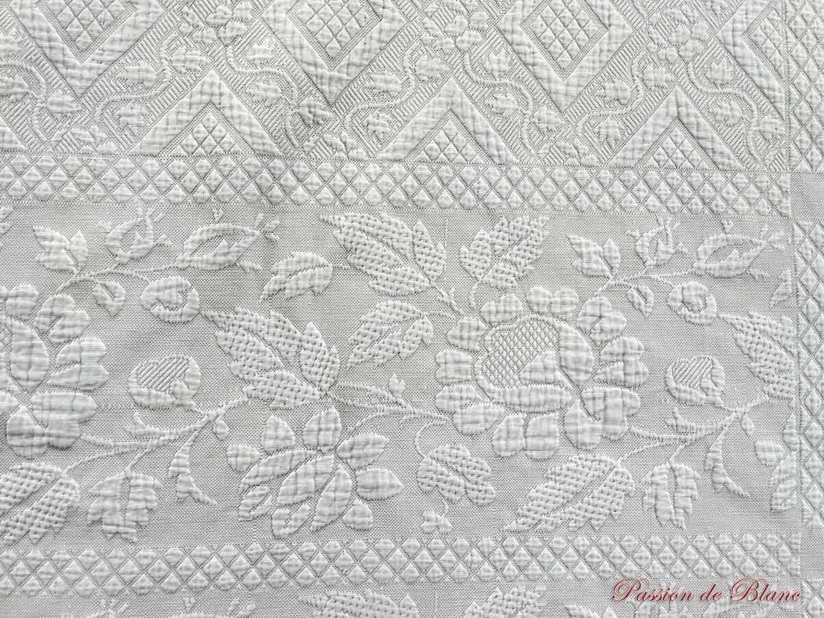 Belle couverture festonnée main en piqué plat avec motifs floraux en relief – Image 6