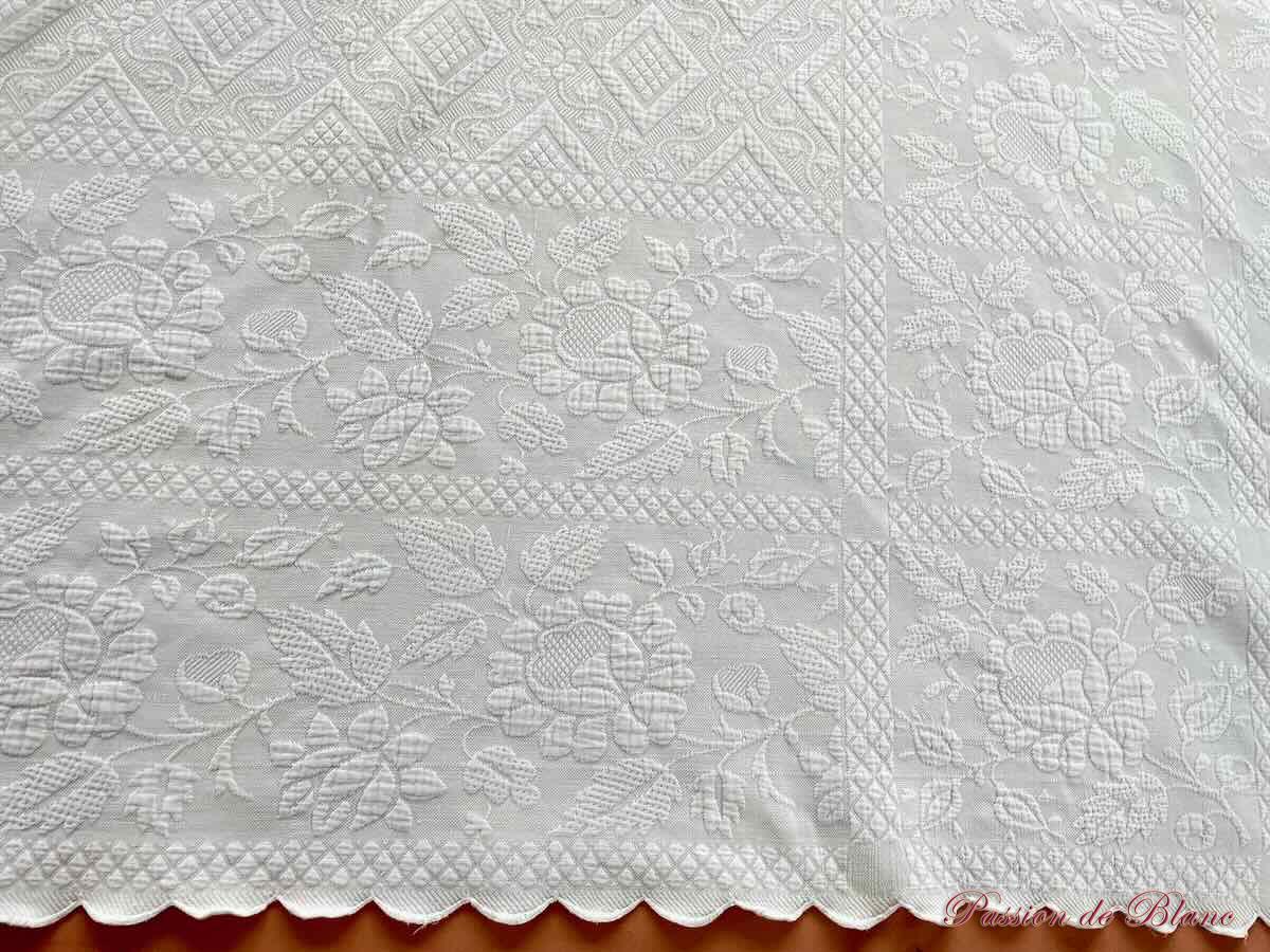 Belle couverture festonnée main en piqué plat avec motifs floraux en relief – Image 3