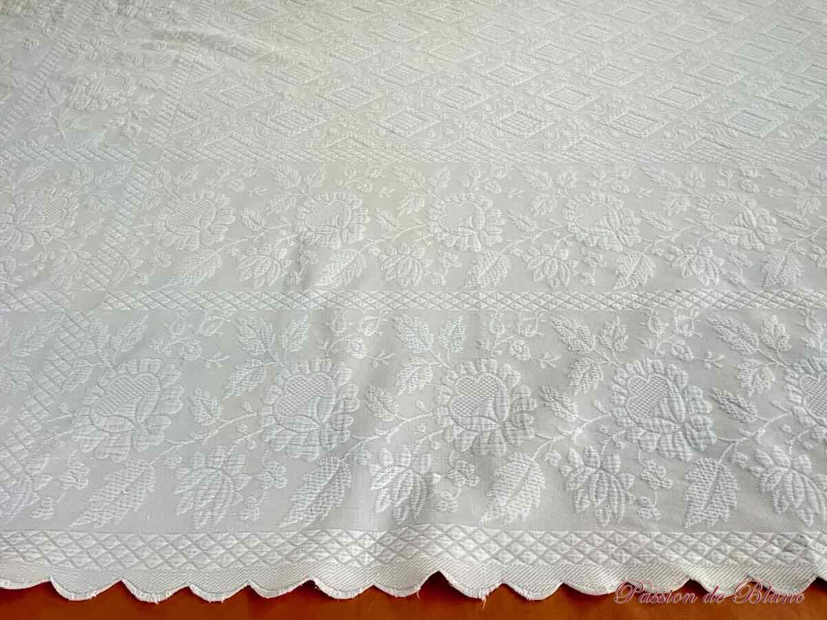 Belle couverture festonnée main en piqué plat avec motifs floraux en relief – Image 5