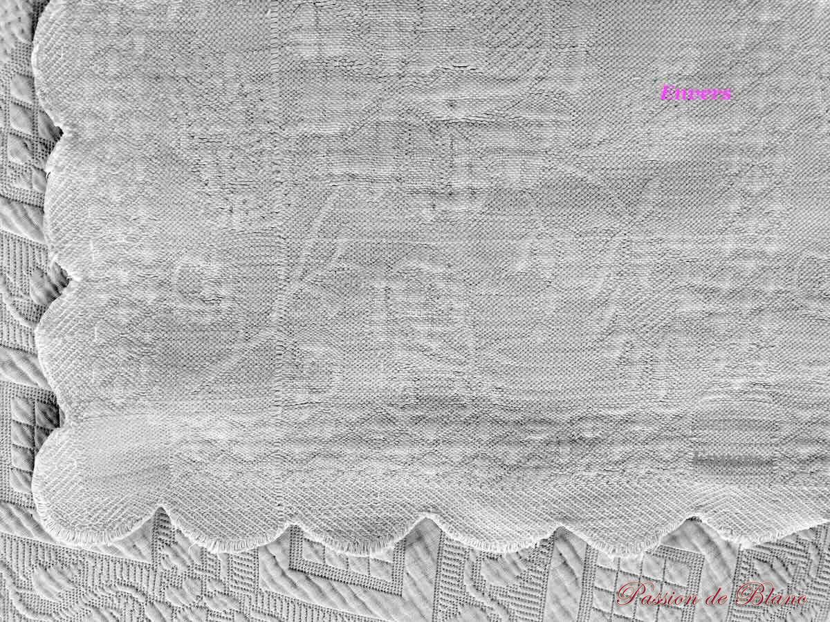 Belle couverture festonnée main en piqué plat avec motifs floraux en relief – Image 9