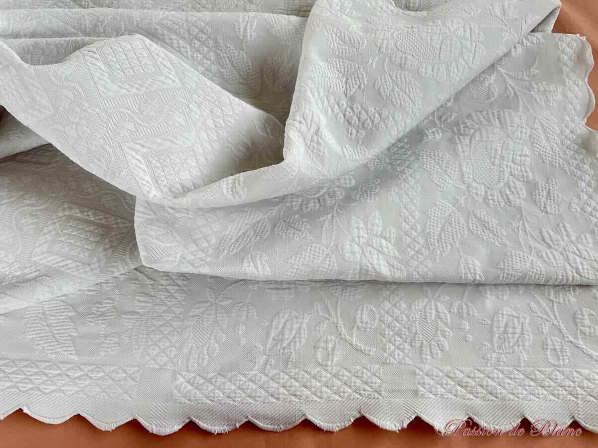 Belle couverture festonnée main en piqué plat avec motifs floraux en relief – Image 8