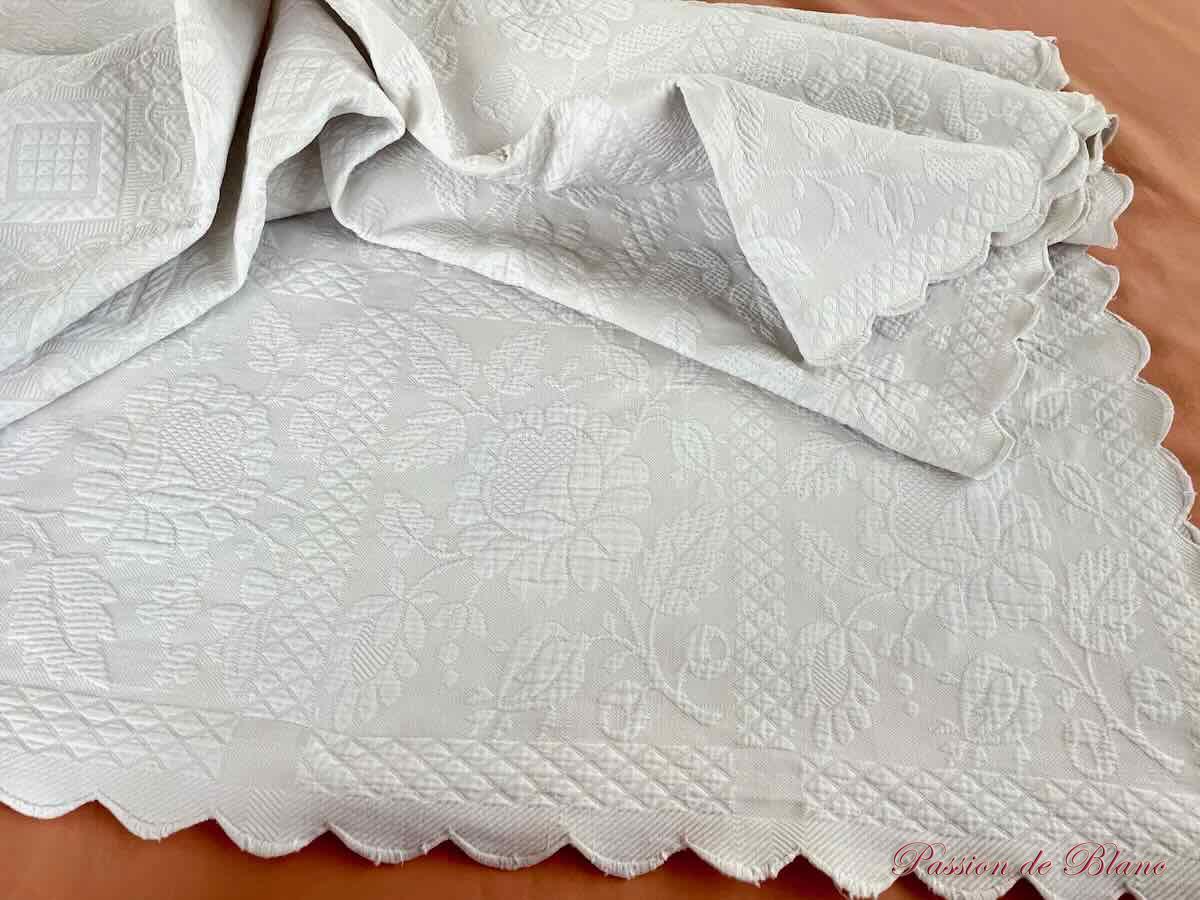 Couverture piqué plat feston