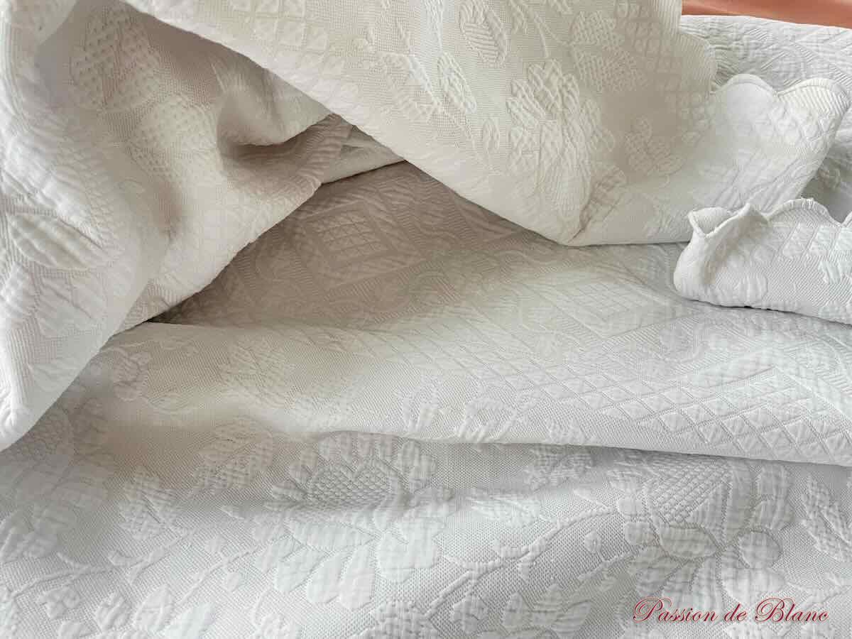Belle couverture festonnée main en piqué plat avec motifs floraux en relief – Image 4