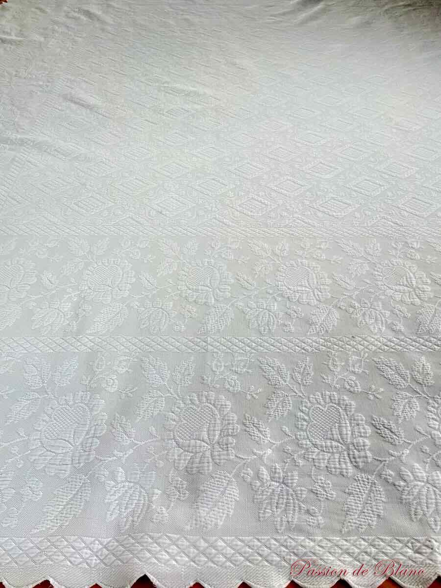 Belle couverture festonnée main en piqué plat avec motifs floraux en relief – Image 7