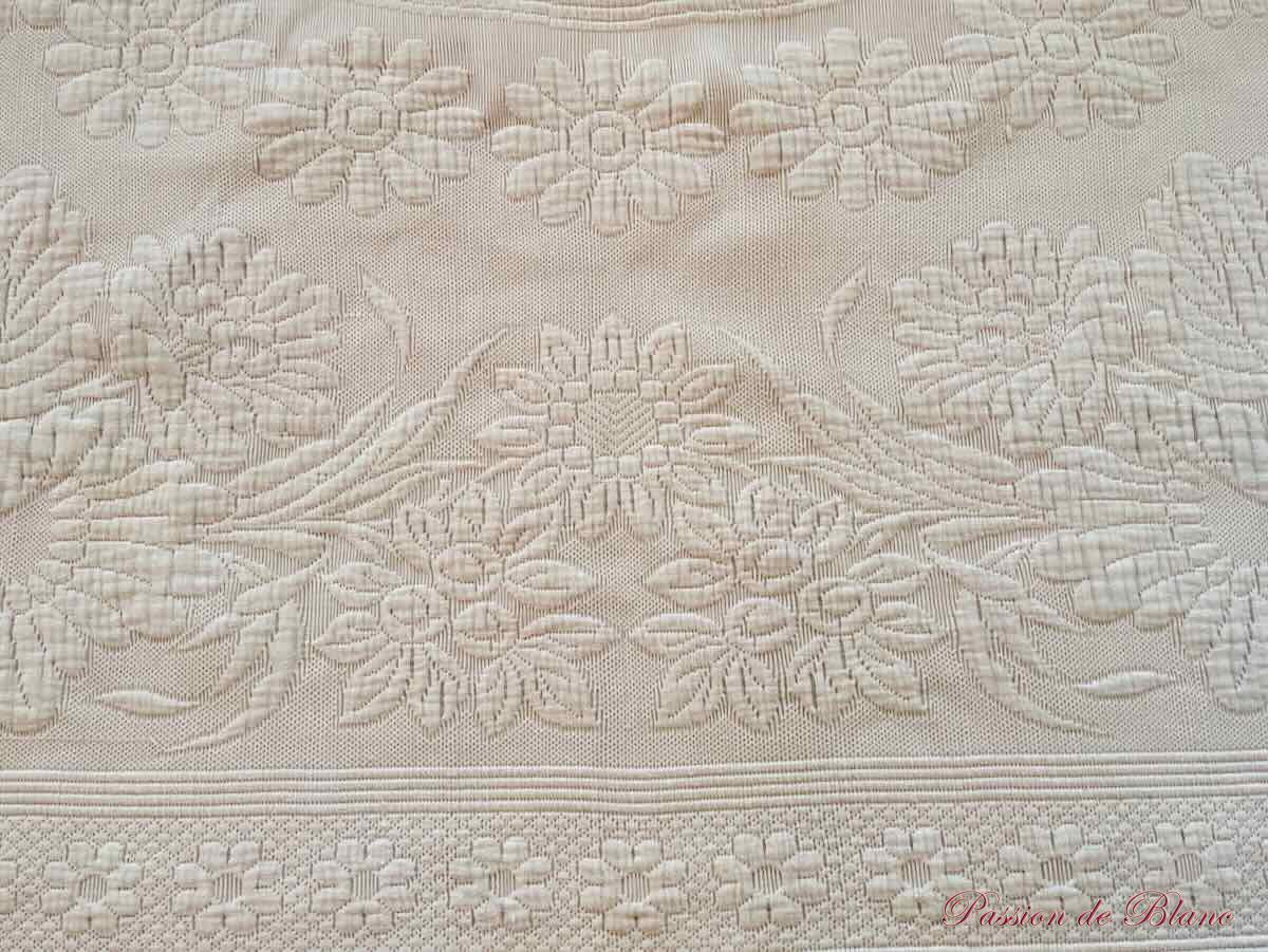 Belle couverture en piqué Marseillais avec dentelle aux aiguilles – Image 8