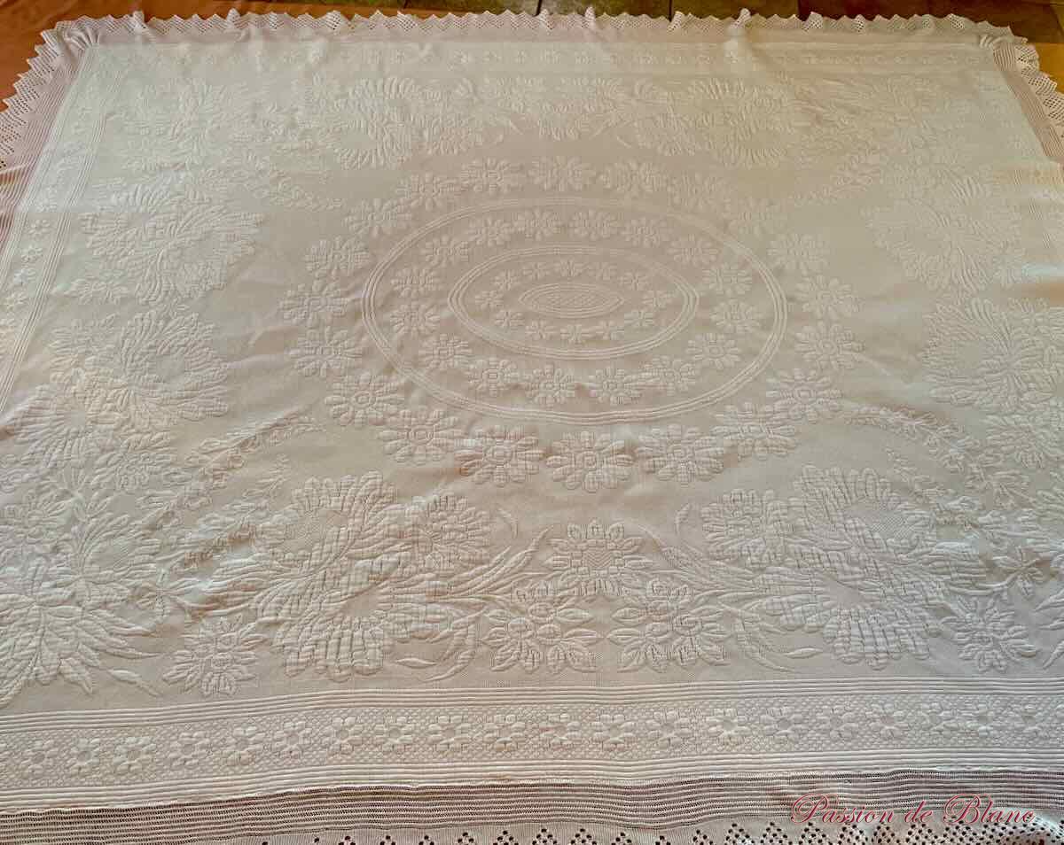 Belle couverture en piqué Marseillais avec dentelle aux aiguilles – Image 5