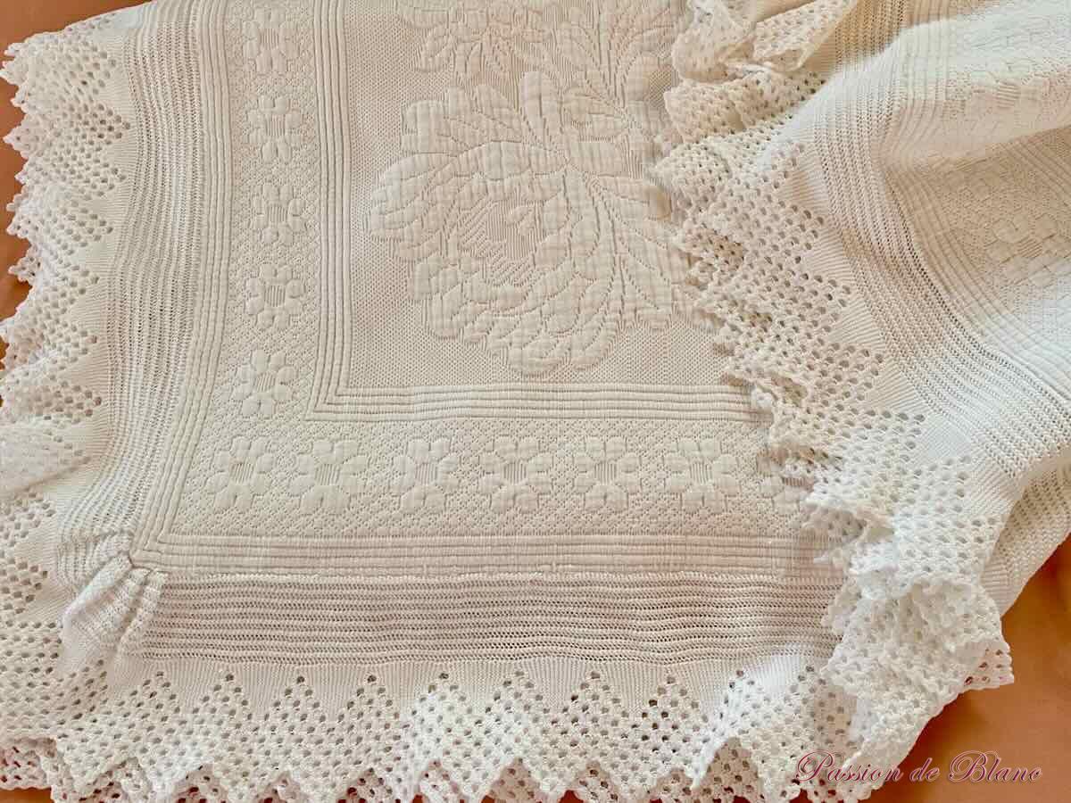 Belle couverture en piqué Marseillais avec dentelle aux aiguilles – Image 11