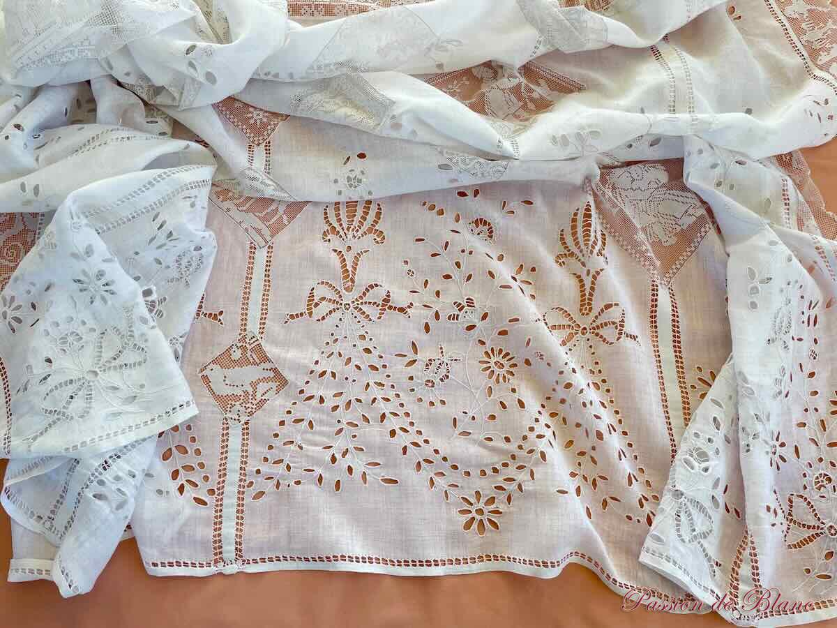 Dessus de lit Napoléon III entièrement réalisé main : dentelle filet et broderies – Image 11