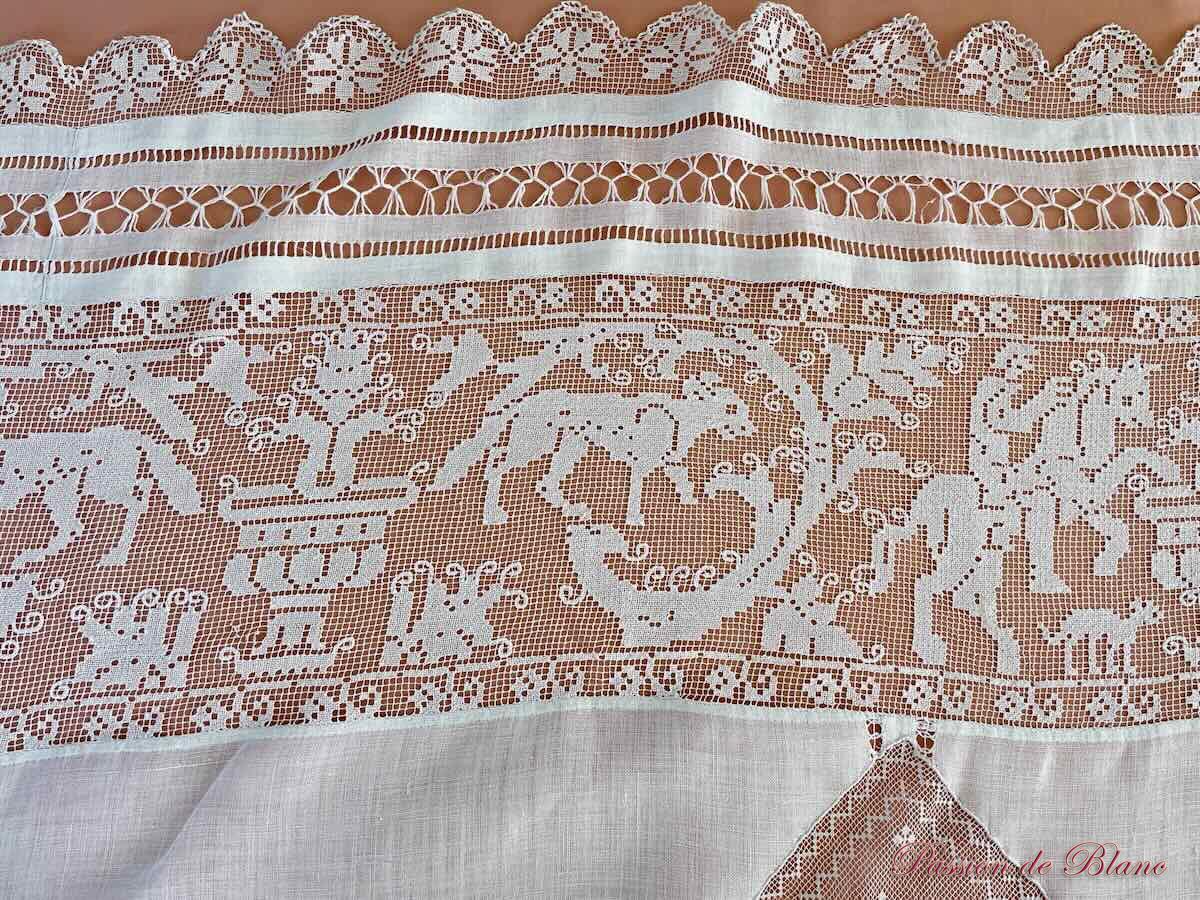 Dessus de lit Napoléon III entièrement réalisé main : dentelle filet et broderies – Image 8