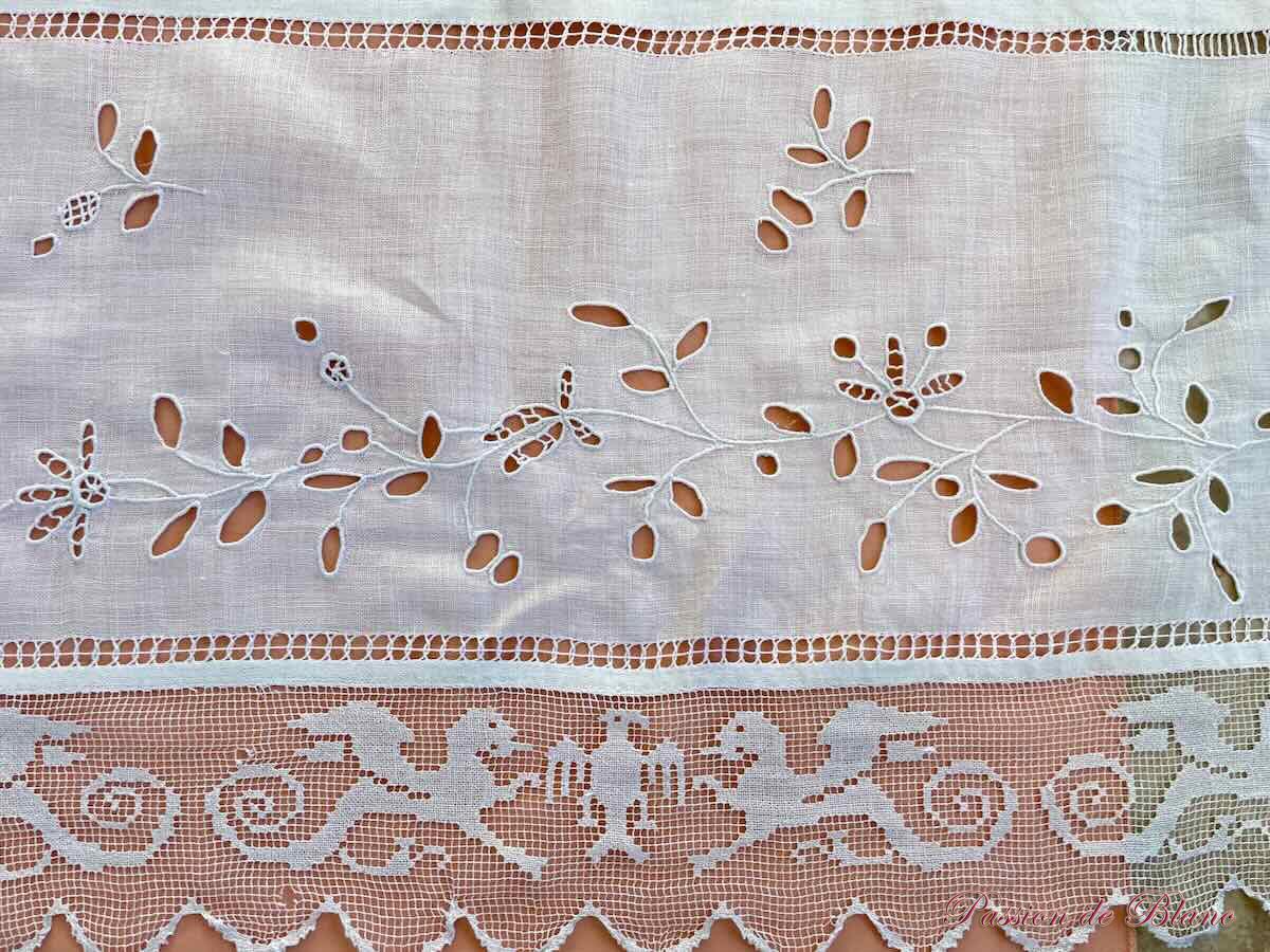 Dessus de lit Napoléon III entièrement réalisé main : dentelle filet et broderies – Image 5