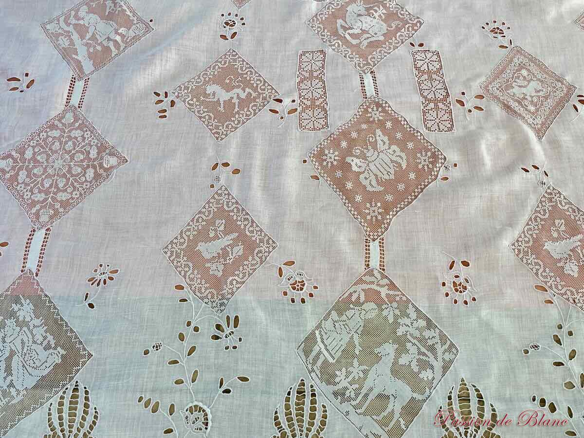 Dessus de lit Napoléon III entièrement réalisé main : dentelle filet et broderies – Image 4