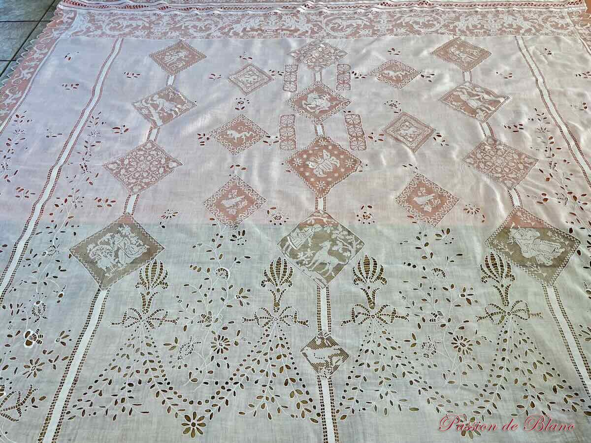 Dessus de lit Napoléon III entièrement réalisé main : dentelle filet et broderies – Image 2