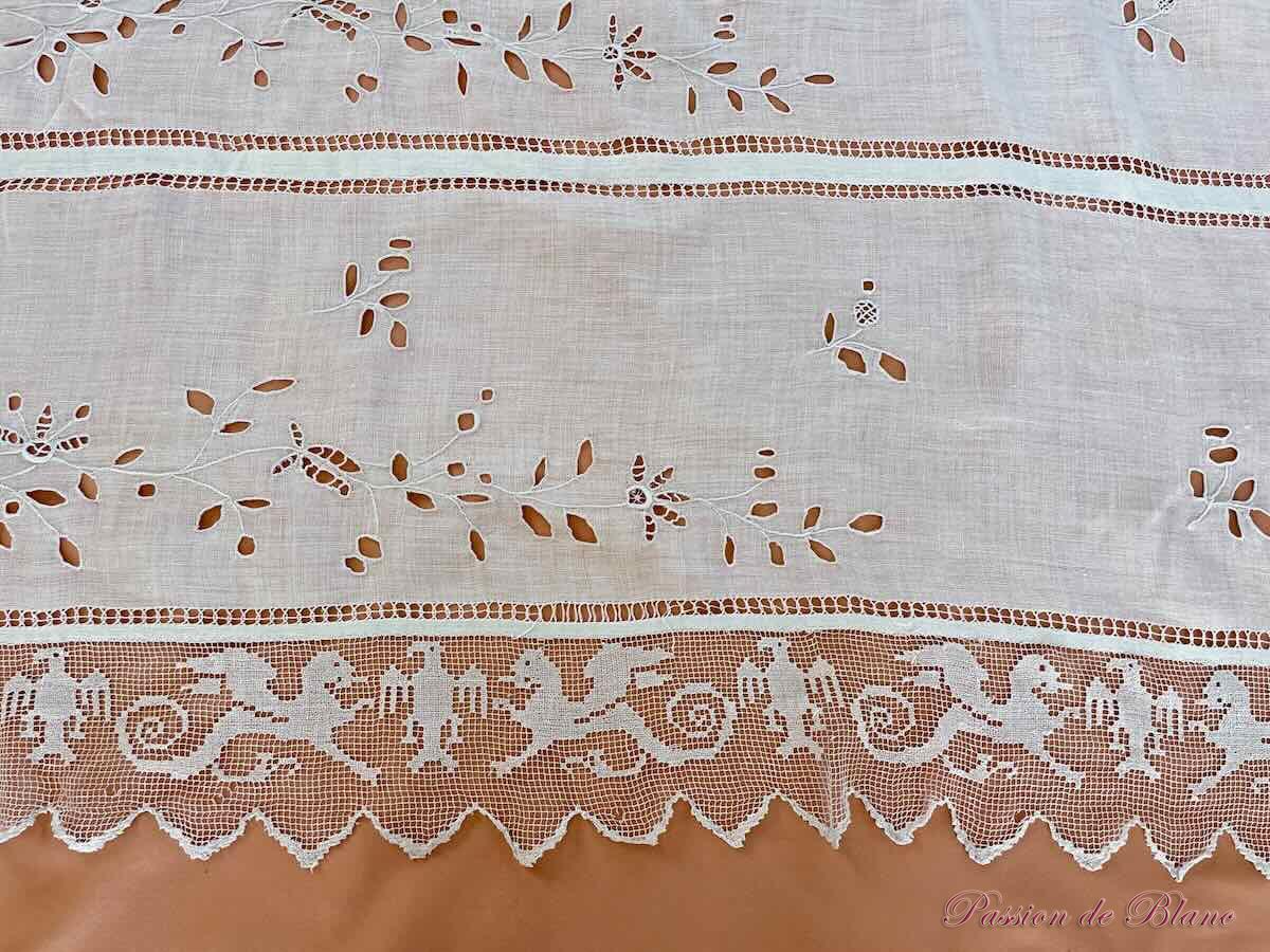 Dessus de lit Napoléon III entièrement réalisé main : dentelle filet et broderies – Image 3