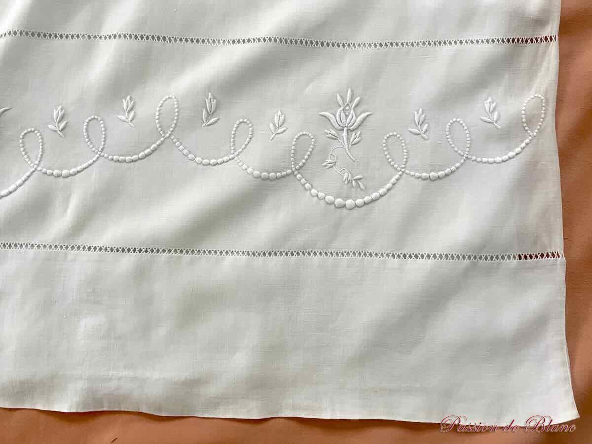 Drap en fil de lin blanc : guirlande avec boutons de roses et monogramme LC – Image 7