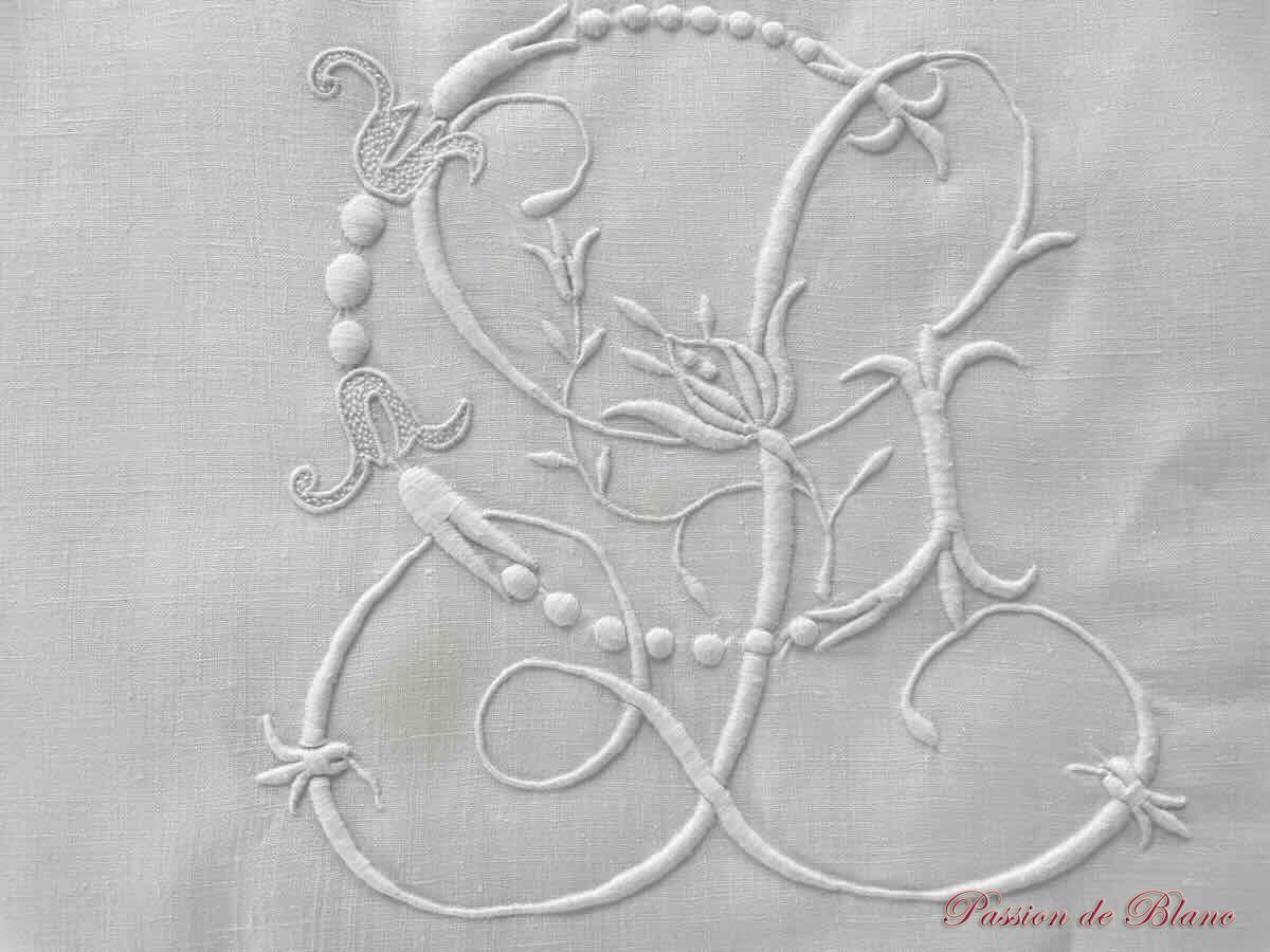 Drap en fil de lin blanc : guirlande avec boutons de roses et monogramme LC – Image 3