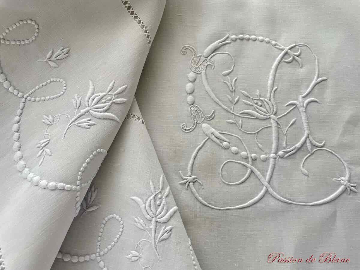 Drap en fil de lin blanc : guirlande avec boutons de roses et monogramme LC – Image 2