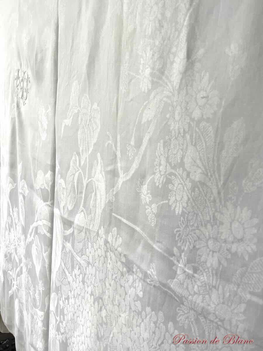 Merveilleuse grande nappe blanche en damassé de fil de lin avec fleurs et 2 monogrammes JD – Image 6