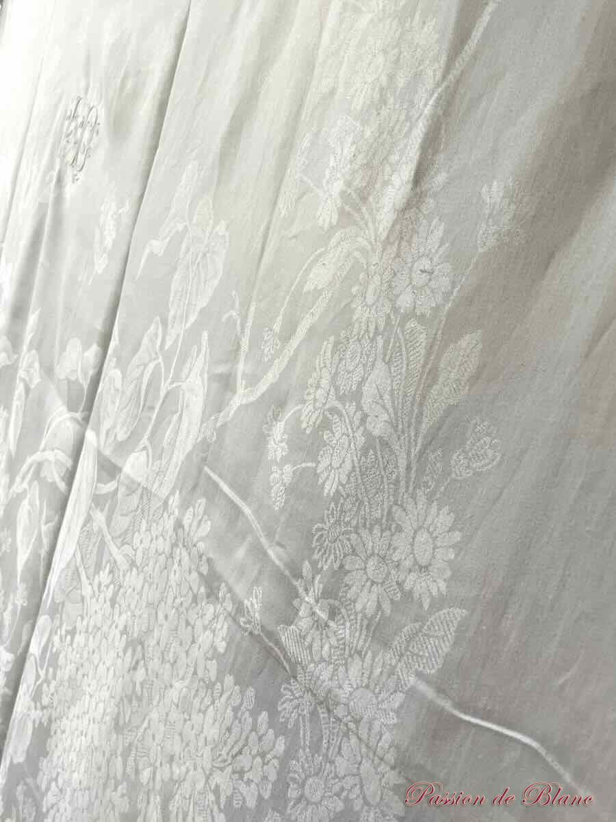 Merveilleuse grande nappe blanche en damassé de fil de lin avec fleurs et 2 monogrammes JD – Image 2
