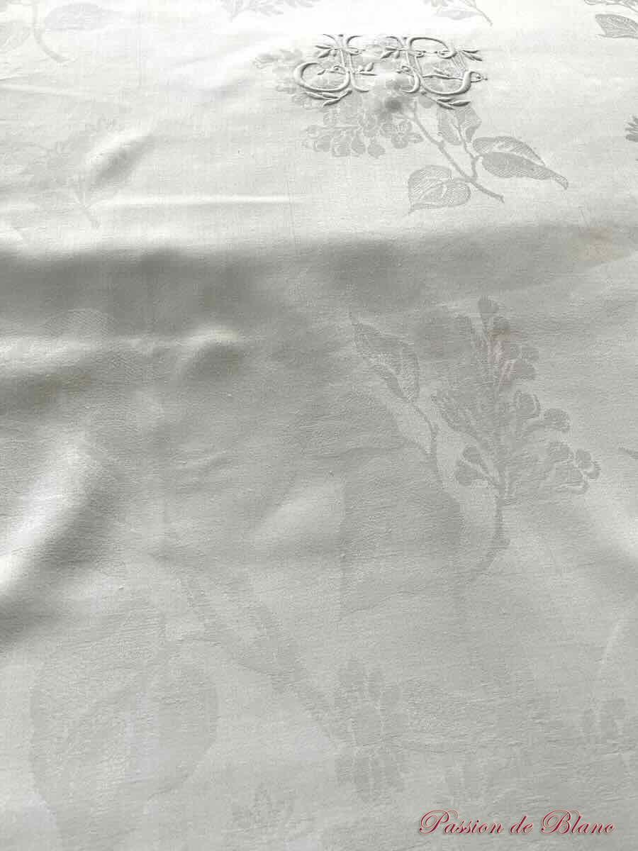 Merveilleuse grande nappe blanche en damassé de fil de lin avec fleurs et 2 monogrammes JD – Image 9