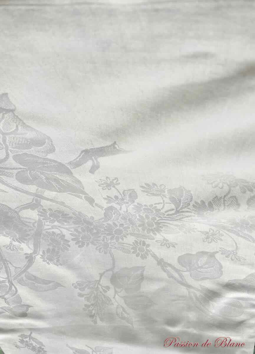 Merveilleuse grande nappe blanche en damassé de fil de lin avec fleurs et 2 monogrammes JD – Image 4