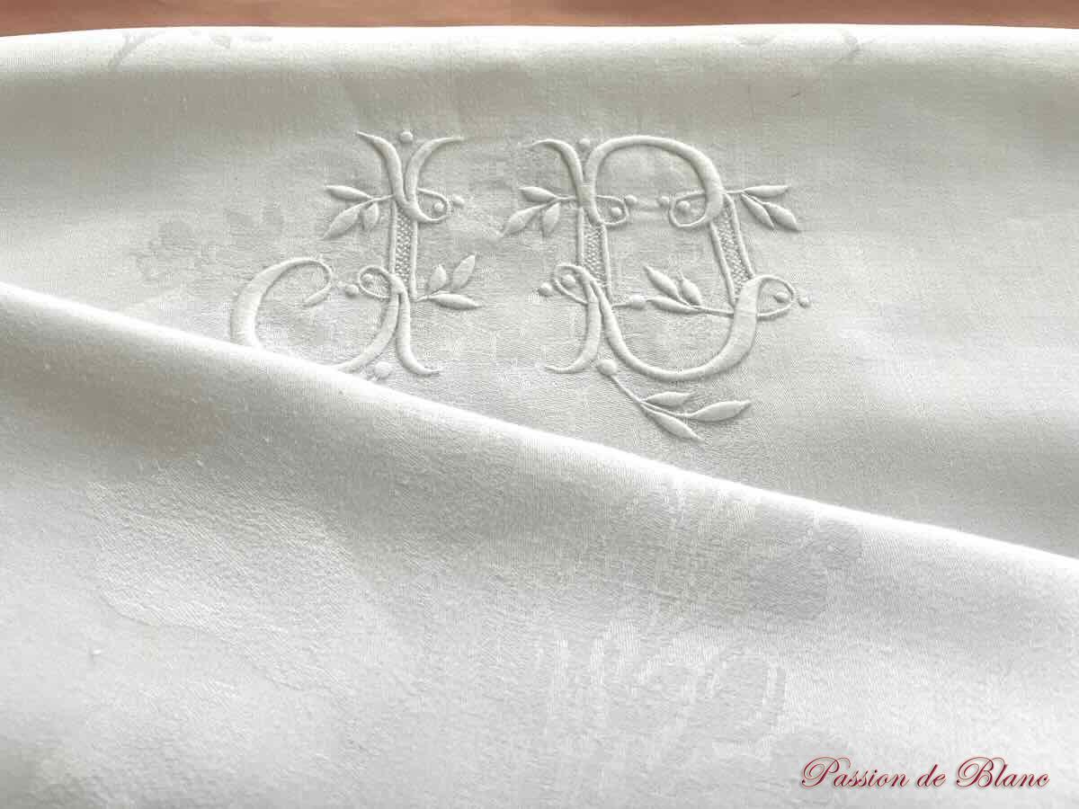 Merveilleuse grande nappe blanche en damassé de fil de lin avec fleurs et 2 monogrammes JD – Image 8