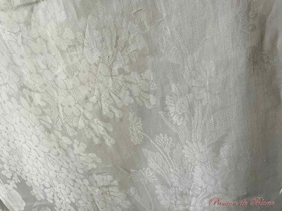Merveilleuse grande nappe blanche en damassé de fil de lin avec fleurs et 2 monogrammes JD – Image 5