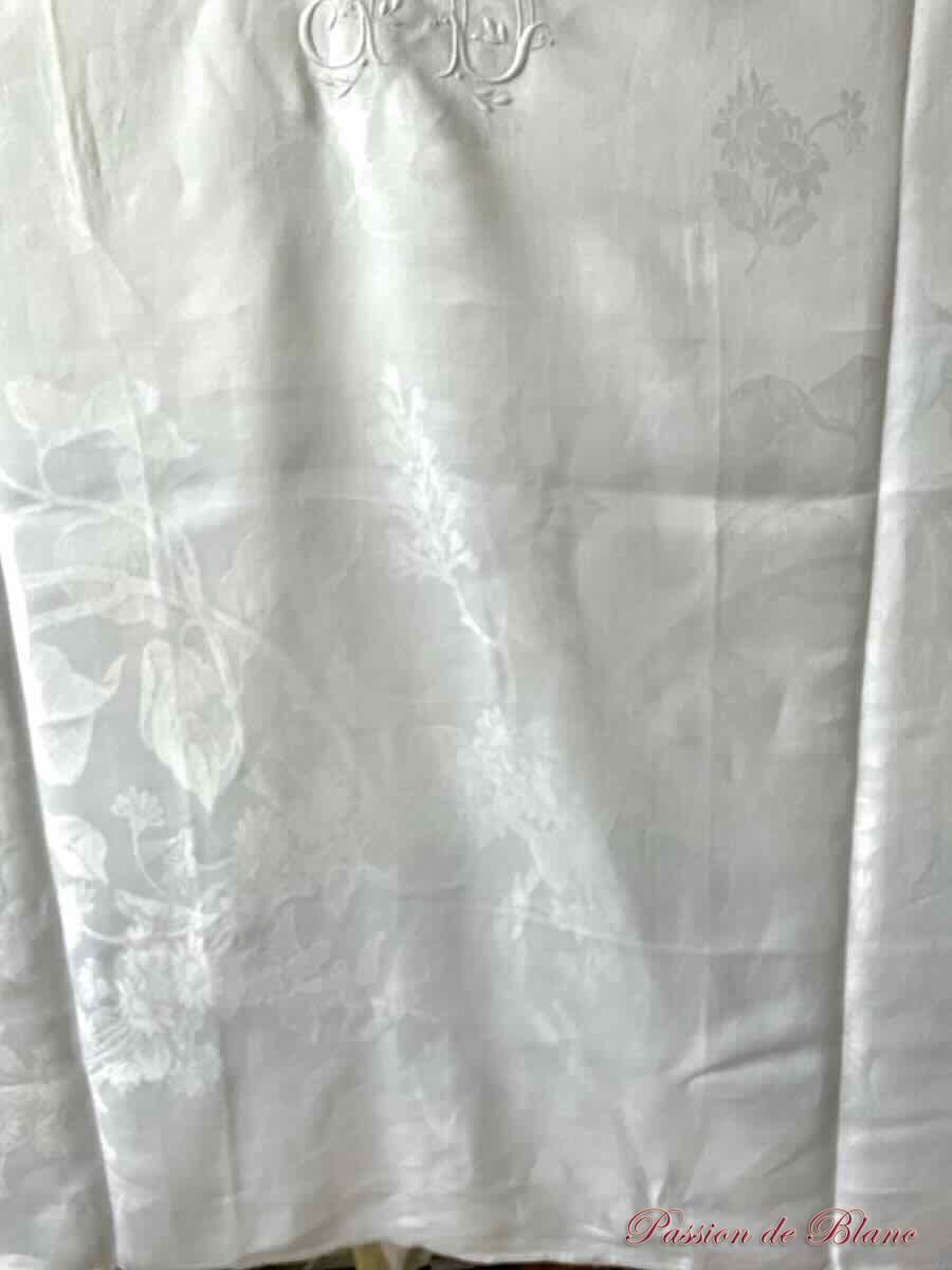 Merveilleuse grande nappe blanche en damassé de fil de lin avec fleurs et 2 monogrammes JD – Image 3