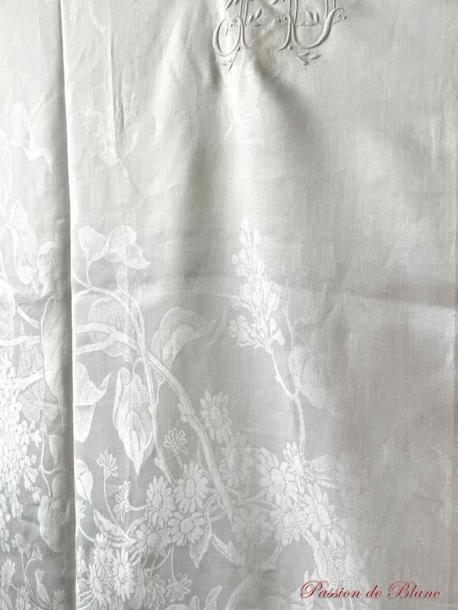 Merveilleuse grande nappe blanche en damassé de fil de lin avec fleurs et 2 monogrammes JD – Image 7