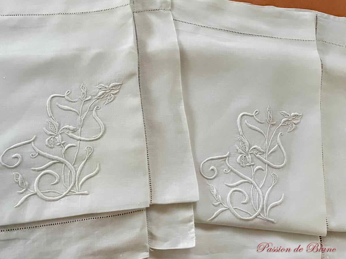 Paire de taies broderie main, toile en fil de lin, monogrammes JC avec iris – Image 6