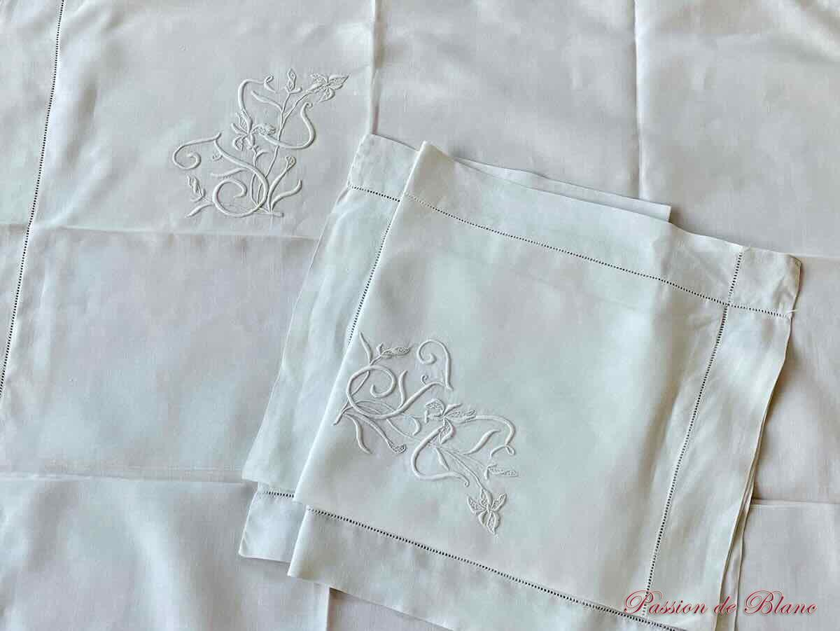 Paire de taies broderie main, toile en fil de lin, monogrammes JC avec iris – Image 4