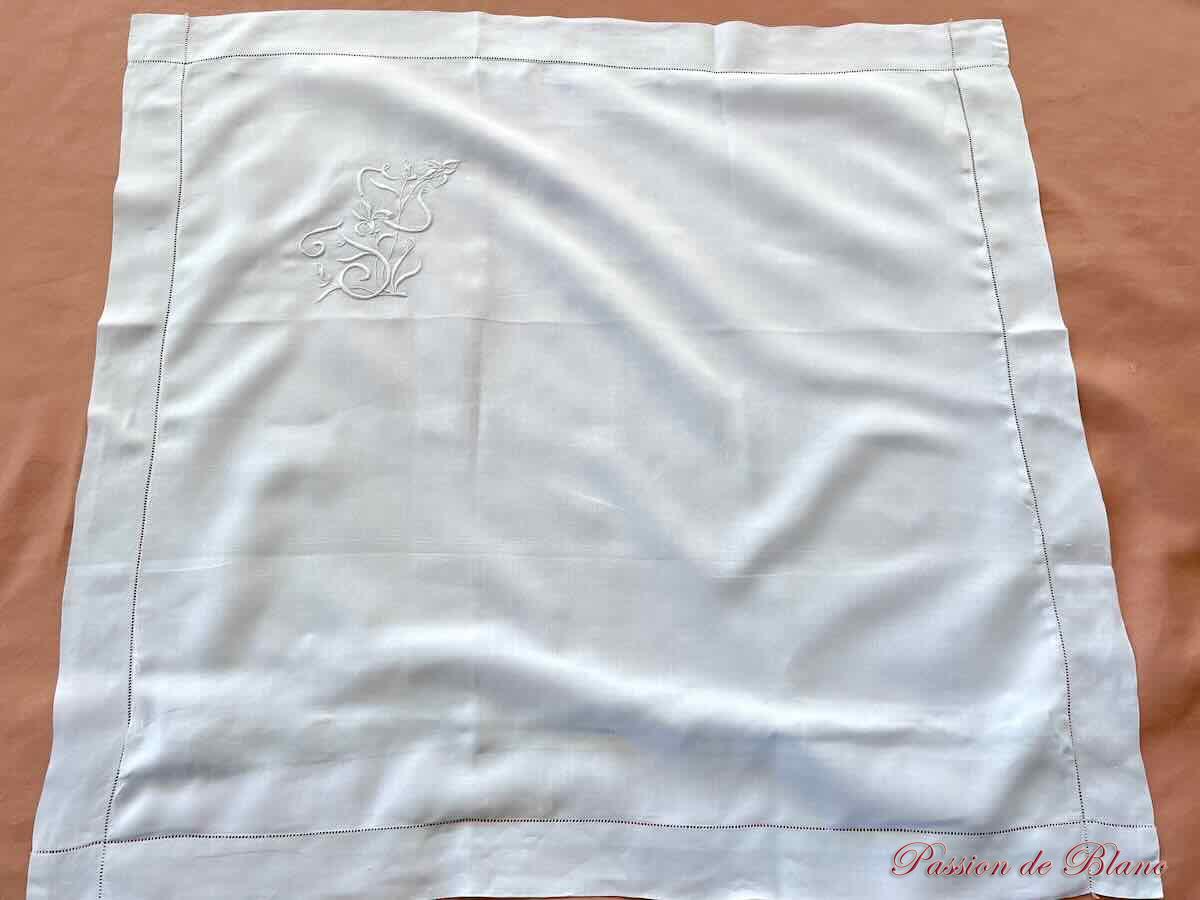 Paire de taies broderie main, toile en fil de lin, monogrammes JC avec iris – Image 2