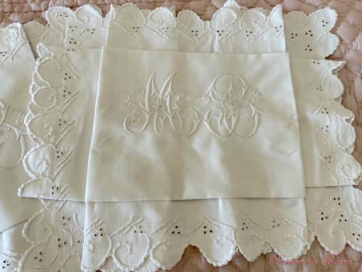 Superbe paire de taies festonnées en lin fin avec monogramme MB et broderies – Image 2