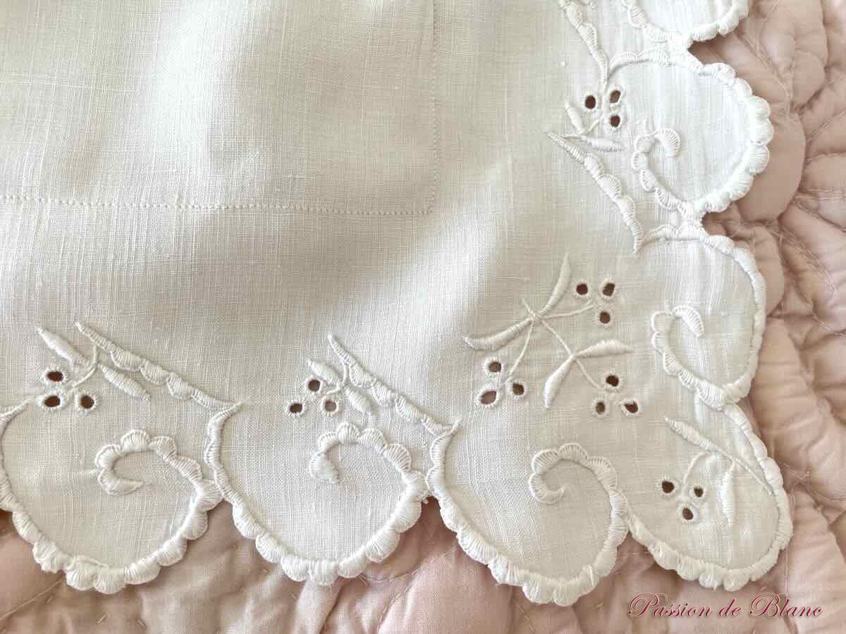 Somptueux ouvrages d'une grande finesse entièrement réalisés à la main sur une toile en fil de lin bien blanche. Un volant plat festonné, richement ouvragé, souligné d’un travail de jour décore le contour des taies. Un superbe monogramme AC est brodé dans un angle de la partie supérieure de chaque taie. Pièces de grande qualité en parfait état (le tracé de broderie est encore présent sur les monogrammes). Se ferment par six boutons de nacre. Dimensions : extérieures : 77,5 cm x 77 cm dont volant plat de 8 cm. Monogramme : 10 cm x 9,5 cm. Linge ancien lavé et repassé avec la plus grande attention : prêt pour une nouvelle vie...