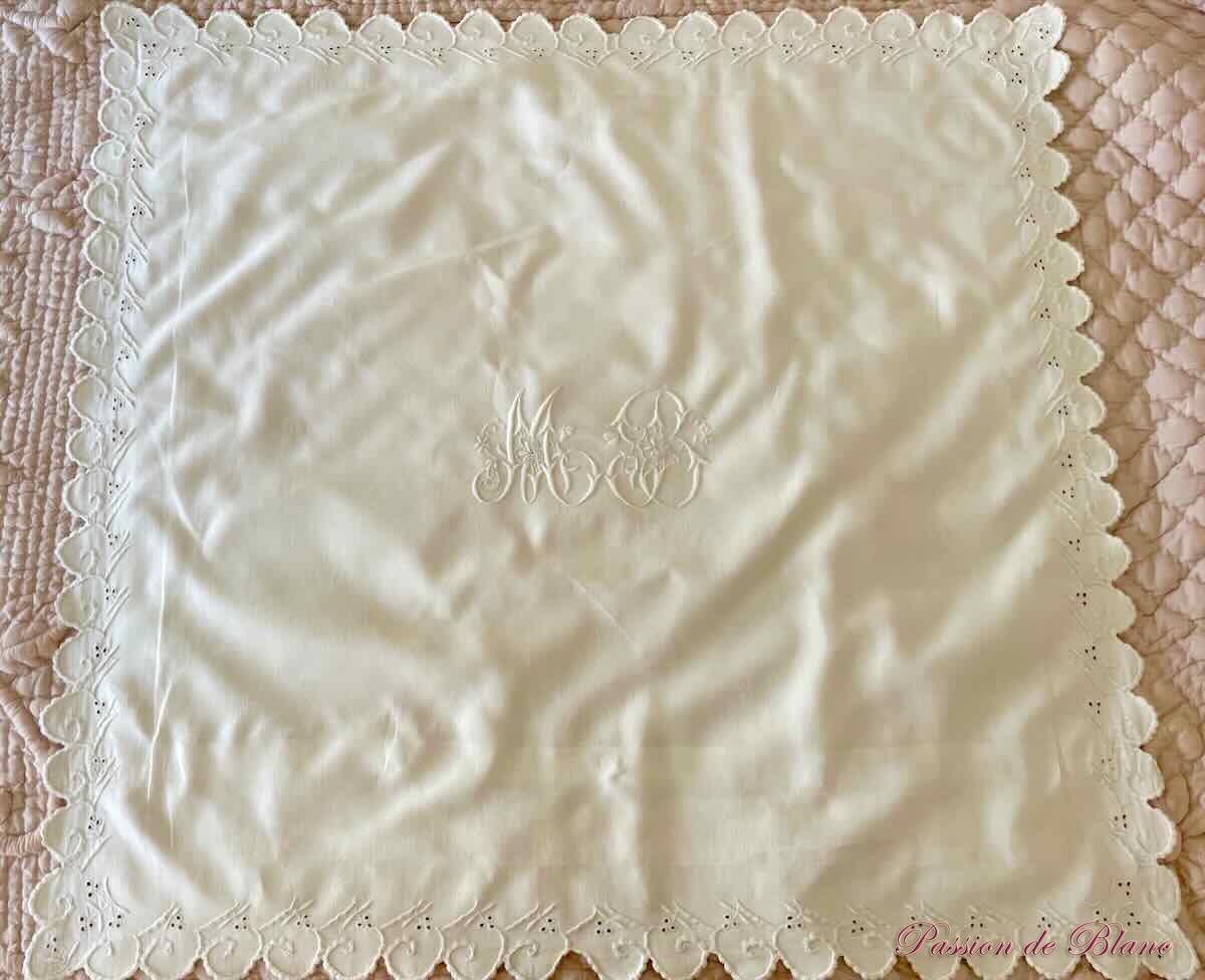 Superbe paire de taies festonnées en lin fin avec monogramme MB et broderies – Image 4