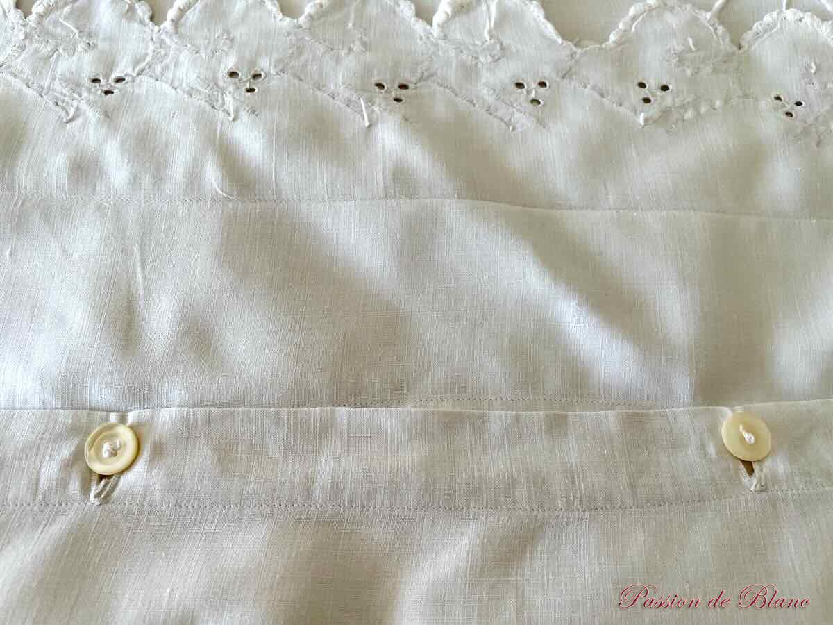 Superbe paire de taies festonnées en lin fin avec monogramme MB et broderies – Image 7