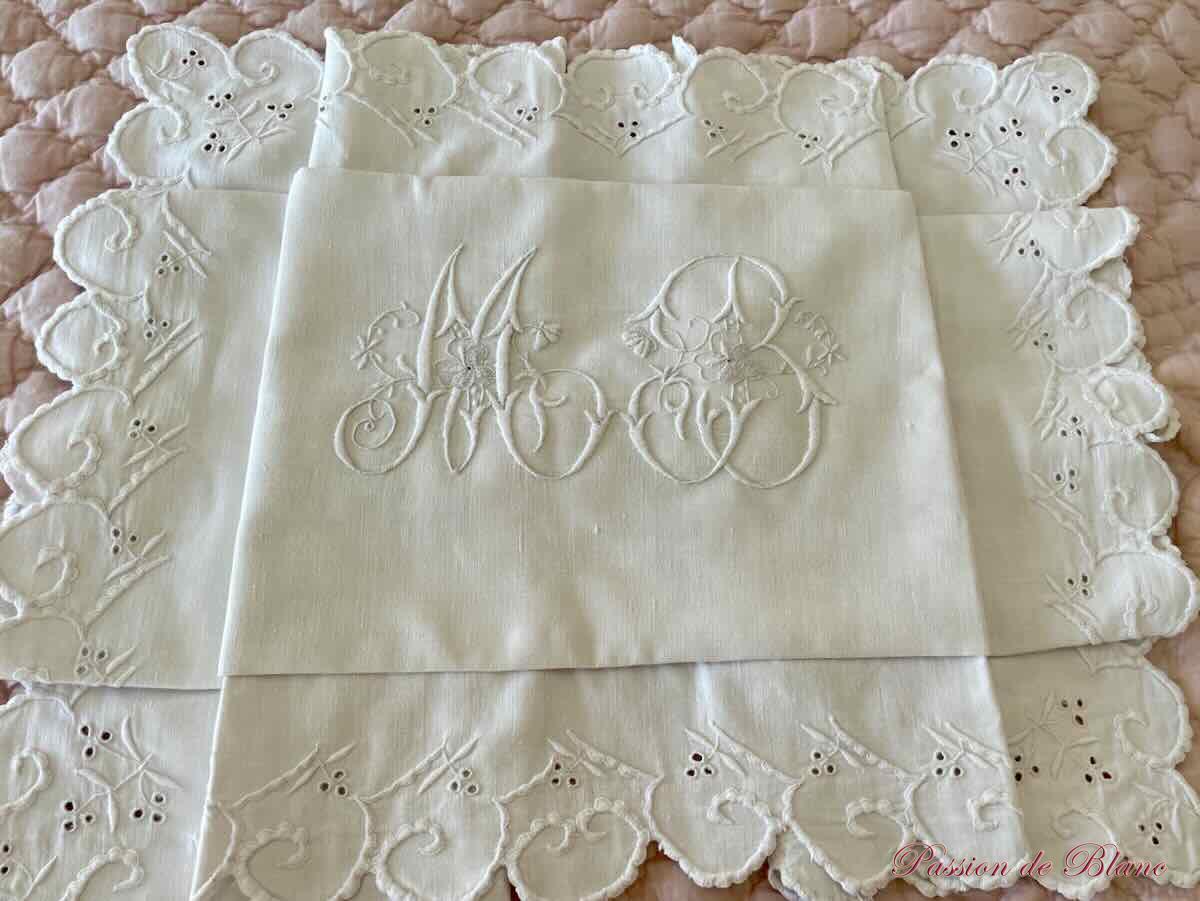Superbe paire de taies festonnées en lin fin avec monogramme MB et broderies – Image 6