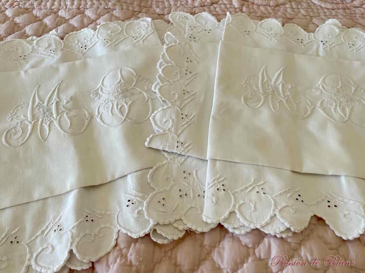 Superbe paire de taies festonnées en lin fin avec monogramme MB et broderies – Image 9
