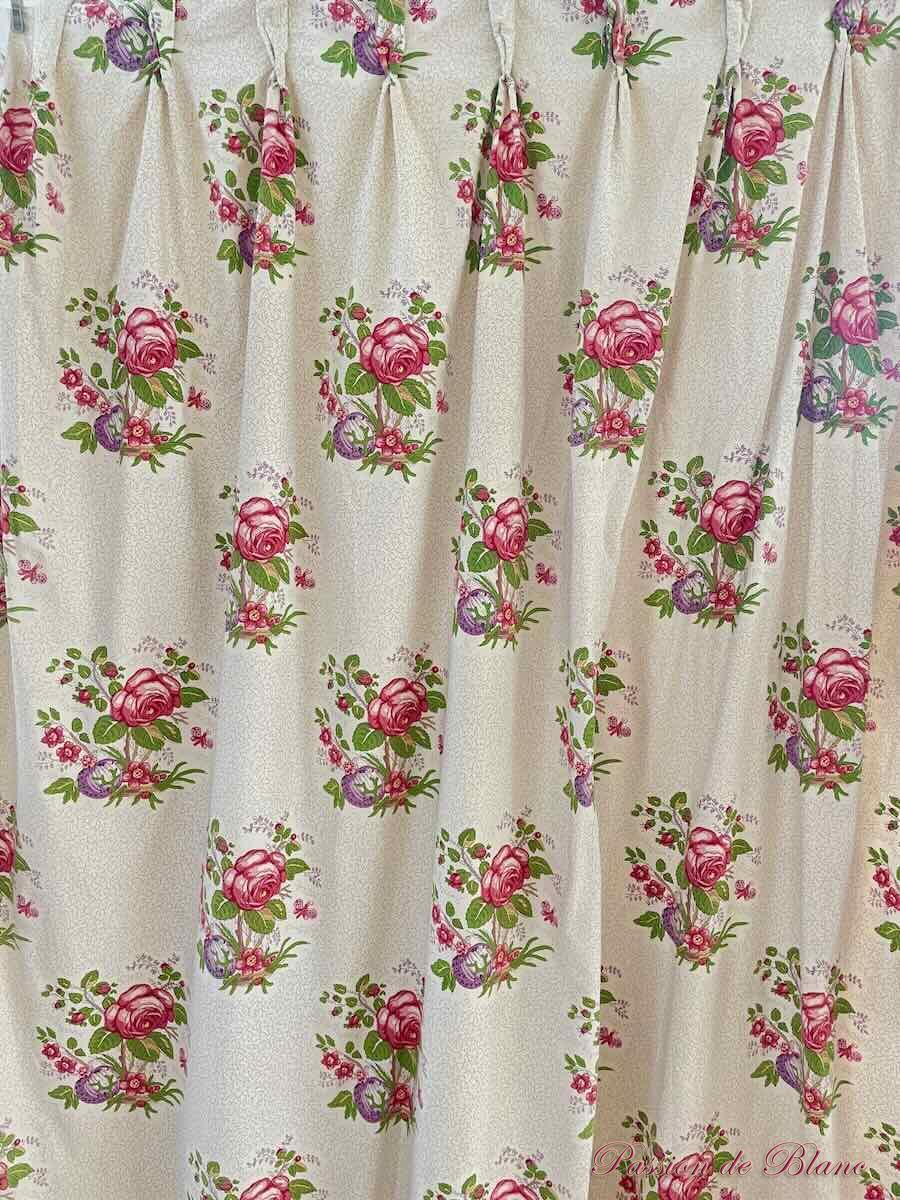 Paire de rideaux, collection LE MANACH sur fond écru et motifs fleuris. PIERRE FREY. – Image 10